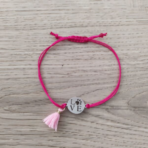Bracelet rouge avec pompon rose pâle “Love “
