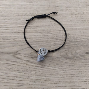 Bracelet noir avec pompon gris pâle “Love “